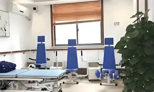 演硬汉成名却情路坎坷，8年不敢谈恋爱，遇小10岁的她成宠妻狂魔